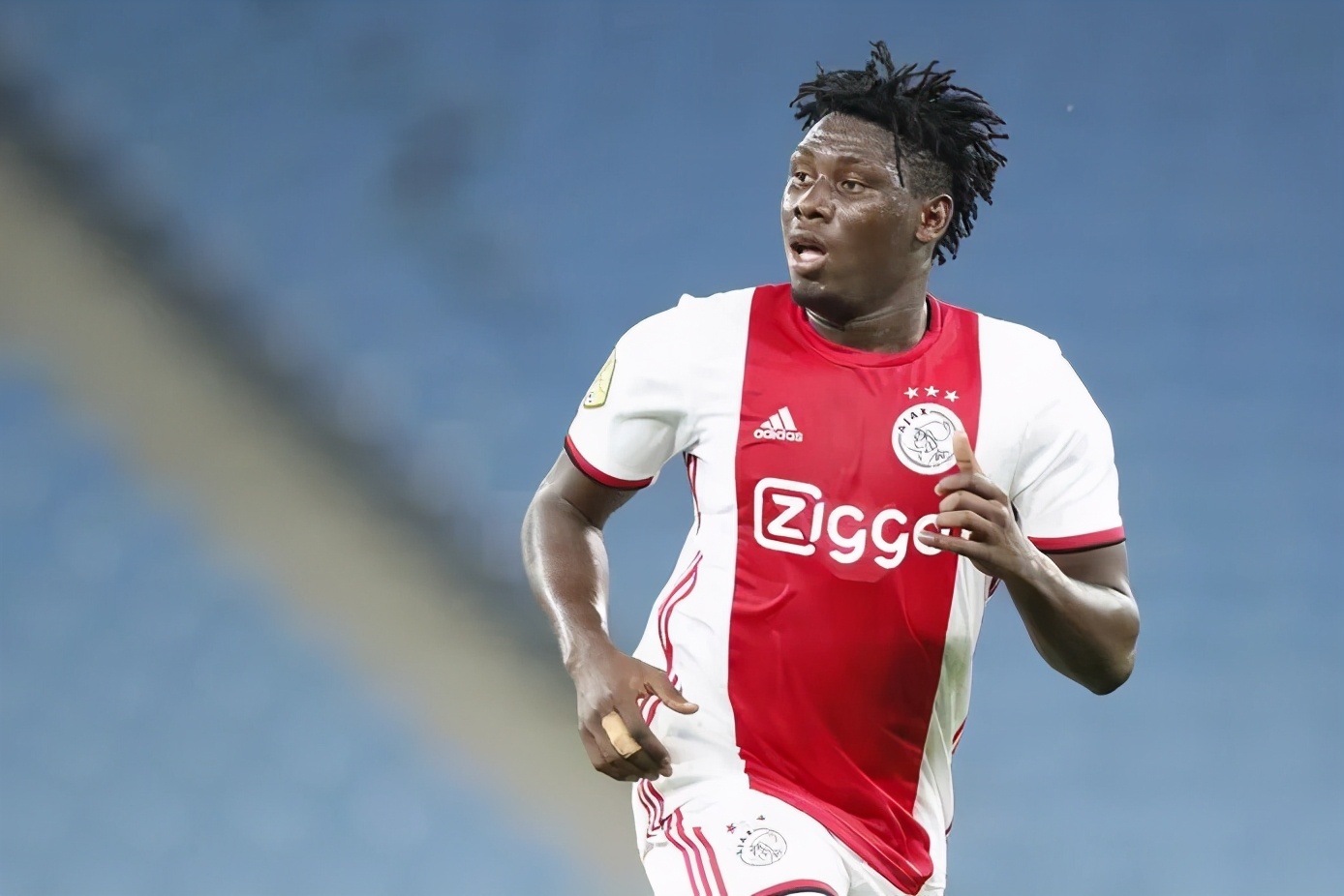 达拉斯独行侠训练开放日，冲刺阶段队长鼓劲引欢呼，荷甲在即，数据趋势出现新变化的简单介绍